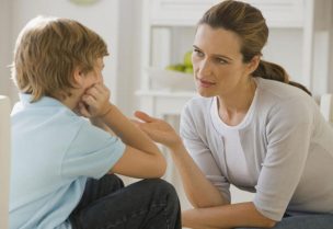 توجيه النقد باستمرار يدمر ثقة الطفل
