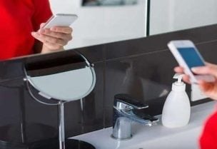 استخدام الهواتف الذكية في المرحاض