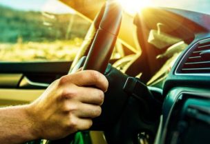 قيادة السيارة- تعبيرية