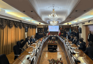 مباحثات بين بيرم ونظيره الإيراني بحضور الوفد المرافق