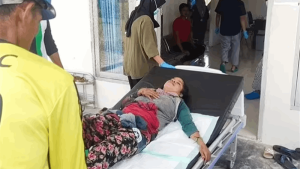 إنقاذ مزارعة بعد أن علقت بين فكّي تمساح