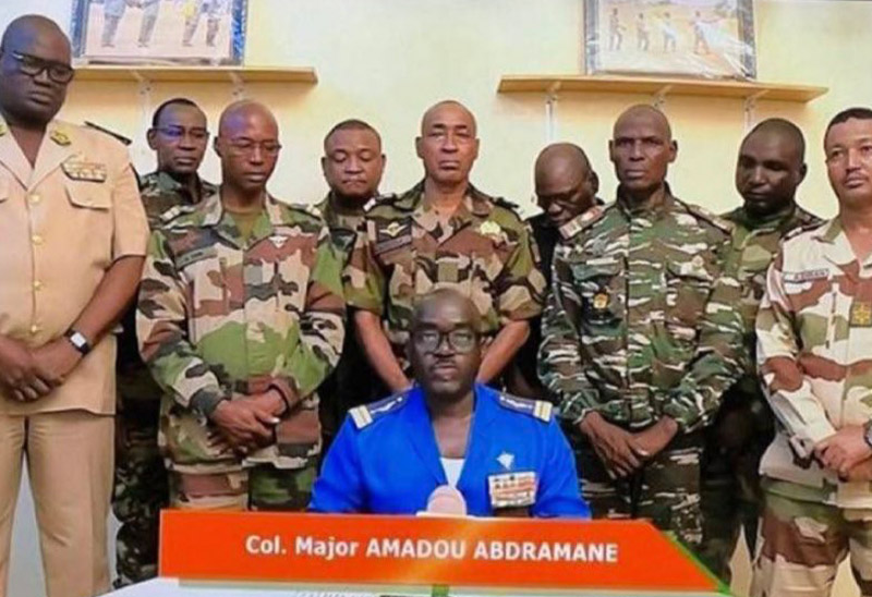 عسكريون في النيجر يعلنون عزل الرئيس وإغلاق الحدود