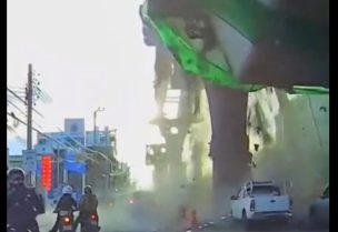 انهيار جسر على السيارات في أحد شوارع العاصمة التايلندية