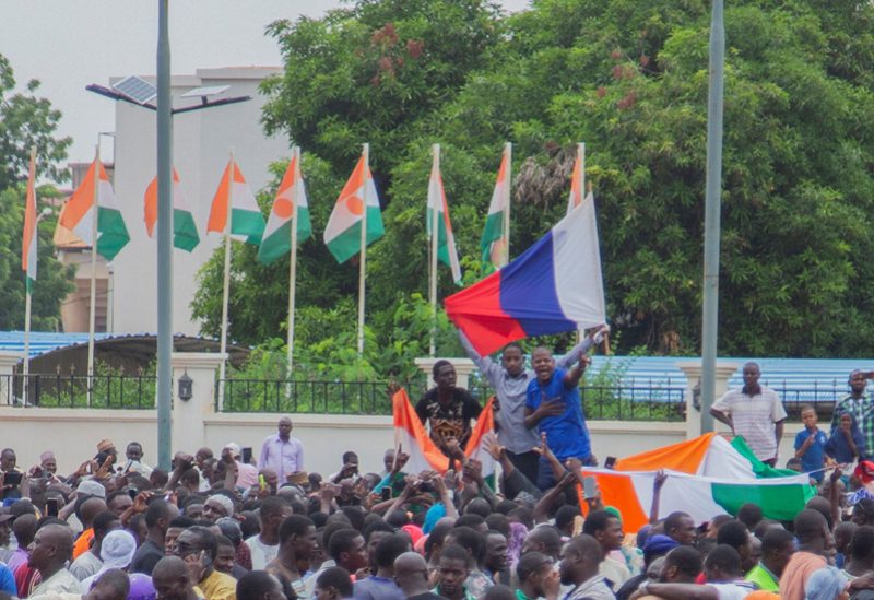 أنصار الانقلاب أمام الجمعية الوطنية في عاصمة النيجر