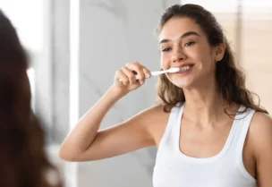 تنظيف الأسنان من العادات الصحية اليومية الضرورية