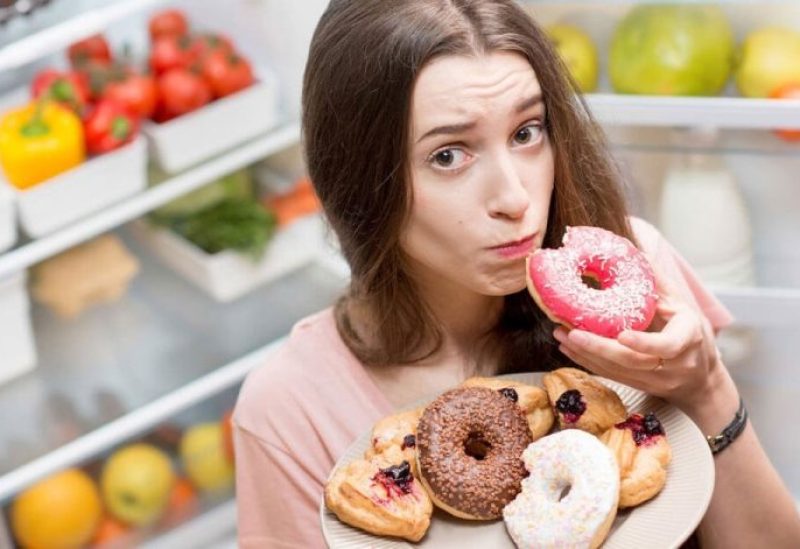 طب وصحة – الحلويات قبل النوم.. عادة قد ترفع ضغط الدم وتؤثر على صحة القلب