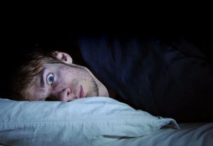 هناك العديد من الأسباب التي تجعلنا نستيقظ بشكل عشوائي في منتصف الليل