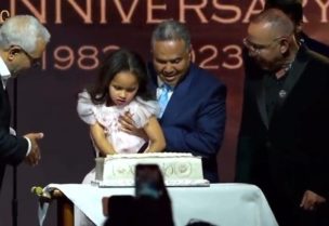 الفنان محمد عبدو يحمل ابنته على المسرح (لقطة من الفيديو)