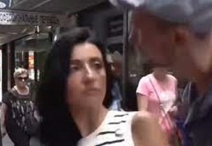 مسؤولة أمريكية في موقف محرج بعد تعرضها لقبلة على الهواء