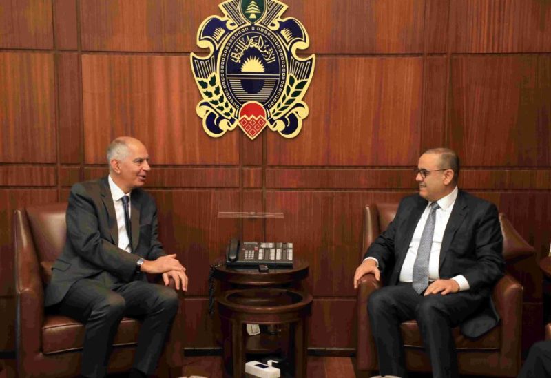 اللواء الياس البيسري والقائم بالأعمال لدى السفارة الفرنسية في لبنان السفير هيرفي ماغرو