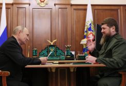 رئيس جمهورية الشيشان رمضان قديروف والرئيس الروسي فلاديمير بوتين (رويترز)