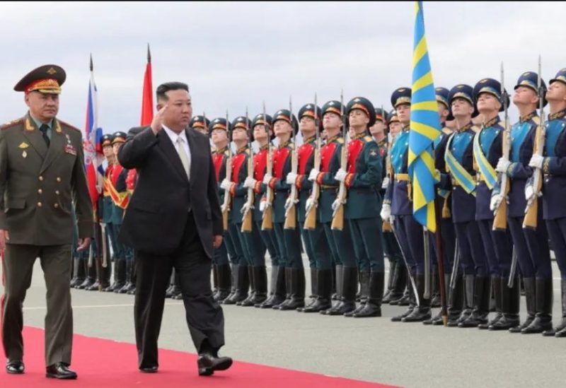 زعيم كوريا الشمالية كيم يونغ مع وزير الدفاع الروسي سيرغي شويغو