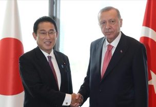 الرئيس التركي رجب طيب أردوغان ورئيس الوزراء الياباني فوميو كيشيدا