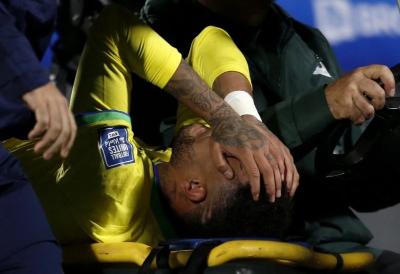 إخراج نيمار البرازيلي من الملعب بعد تعرضه لإصابة في مباراة أمام الأوروغواي