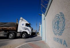 شاحنة من قافلة المساعدات الإنسانية إلى غزة