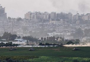 دبابات الاحتلال الإسرائيلي قرب قطاع غزة (رويترز)