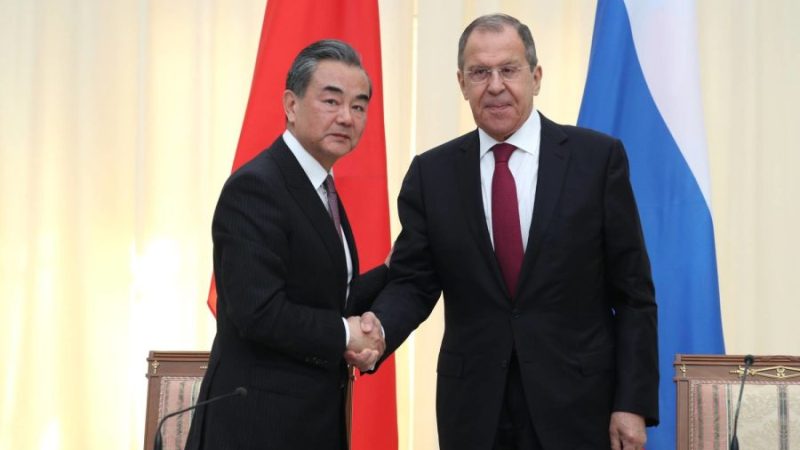 وزير الخارجية الروسي سيرغي لافروف ونظيره الصيني وانغ يي