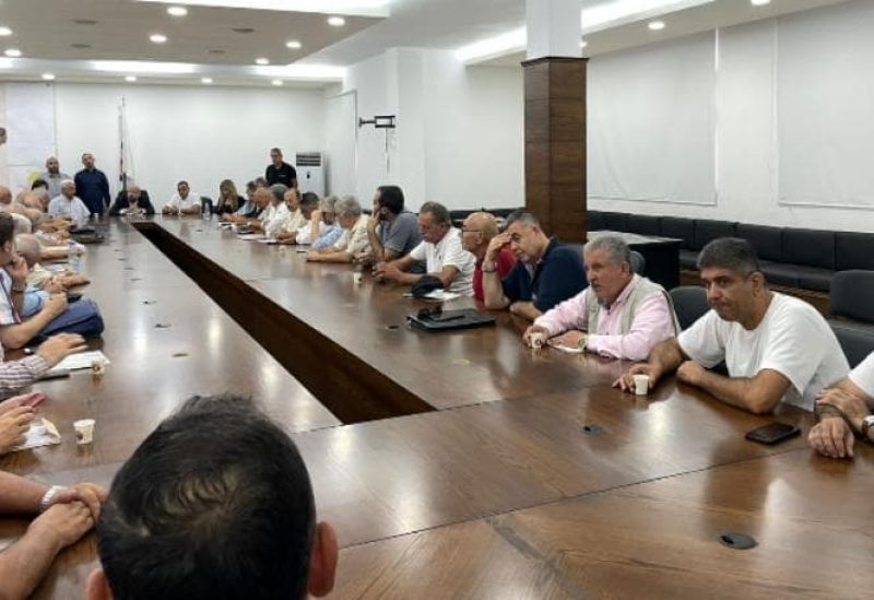 أثناء الاجتماع داخل قاعة الاستقلال في سرايا طرابلس
