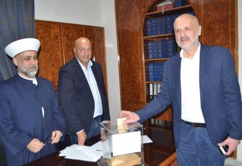 وزير الداخلية بسام مولوي خلال الإدلاء بصوته في انتخابات المجلس الشرعي الإسلامي الأعلى