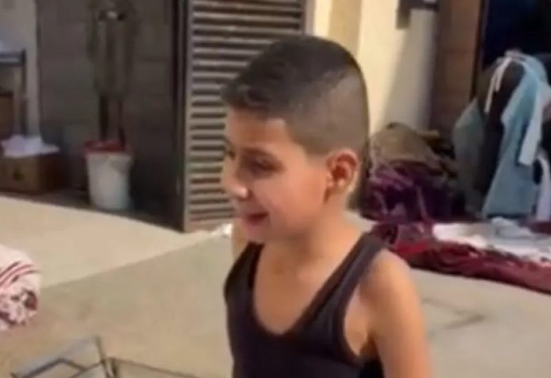 طفل ينجو وحيدًا ويبحث عن أسرته وسط الجثث