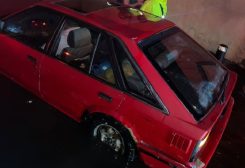 سيارة عالقة نتيجة الأمطار الغزيرة