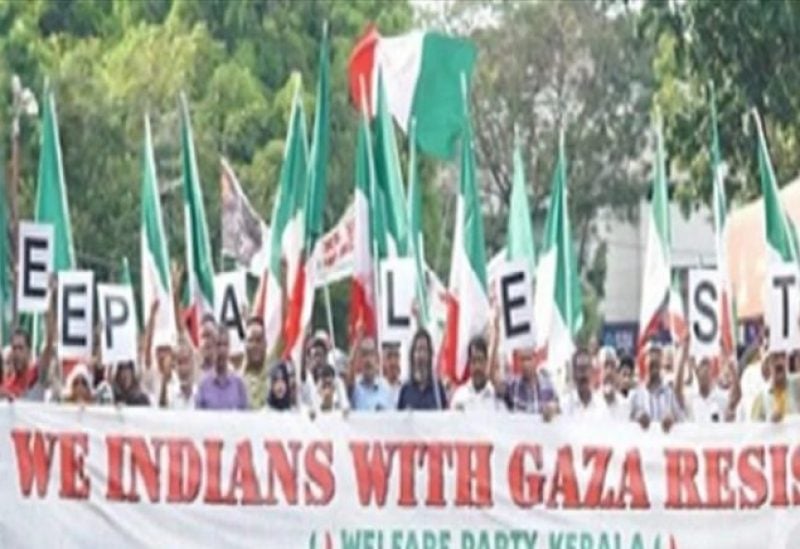 لافتة باللغة الإنجليزية كتب عليها "نحن الهنود نساند غزة"