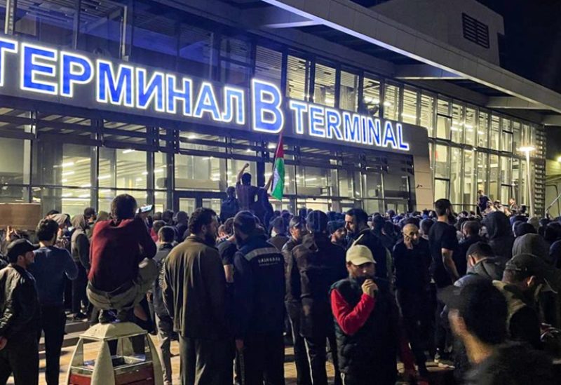 عشرات المحتجين يحاولون اقتحام مطار في داغستان
