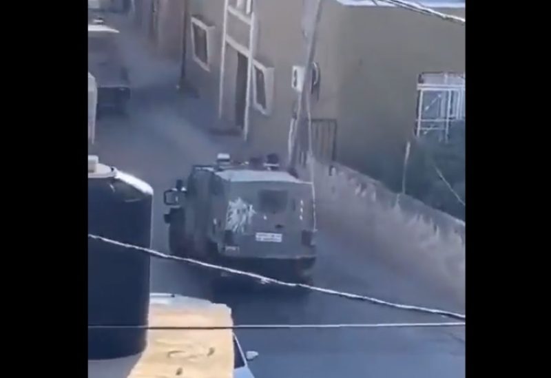 مركبة عسكرية إسرائيلية تنادي "اللي عنده غسالة للبيع"