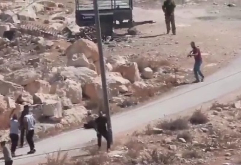مشهد من الفيديو- مستوطن يطلق النار على فلسطيني