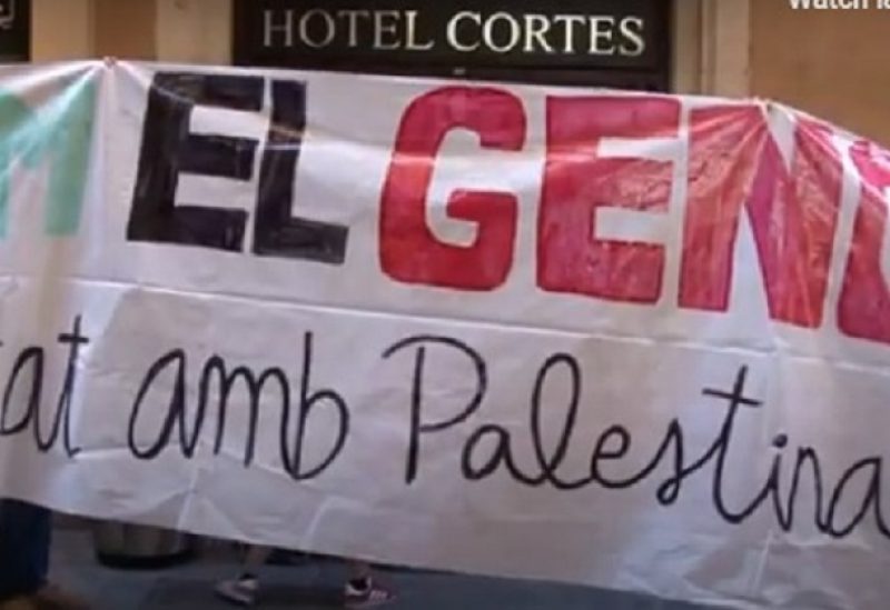 صورة من الفيديو للمحتجين وهم يحتلون الفندق