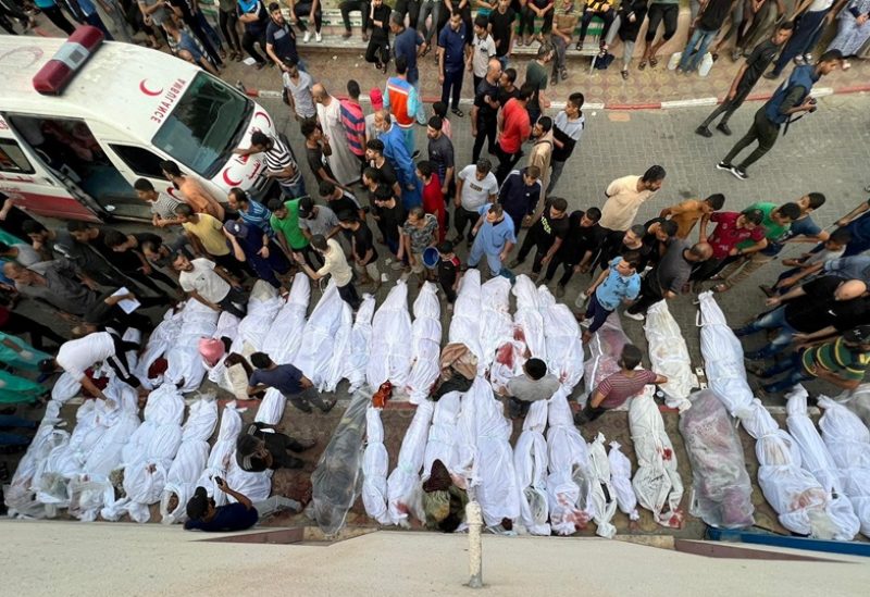 جثامين شهداء في غزة أمام أحد المستشفيات