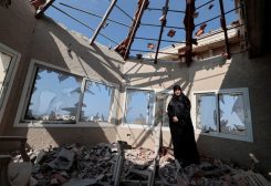 من الأضرار التي لحقت بأحد المنازل في جنوب لبنان من جراء القصف الإسرائيلي (رويترز)