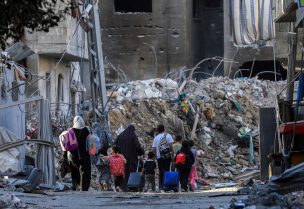 عوائل فلسطينية في غزة (رويترز)