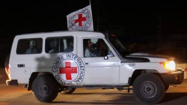 الصورة الأولى للرهائن الإسرائيليين المطلق سراحهم بعهدة الصليب الأحمر