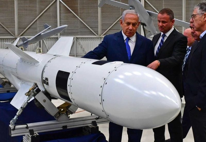 نتنياهو يستعرض أحد الصواريخ الإسرائيلية