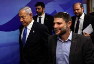 وزير المالية الإسرائيلي بتسلئيل سموتريتش (يمين) رفقة رئيس حكومة الاحتلال بنيامين نتنياهو (رويترز)
