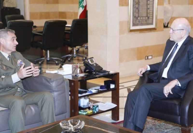 الرئيس نجيب ميقاتي وقائد اليونيفيل الجنرال آرولدو لاثارو