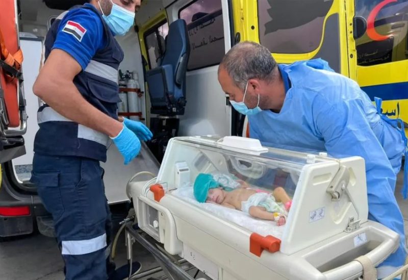 أحد الصغار الخدج بعد نقلهم من مستشفى الشفاء - فرانس برس