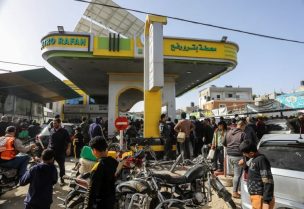 طوابير أمام محطة وقود في منطقة خان يونس في قطاع غزة (الأناضول)