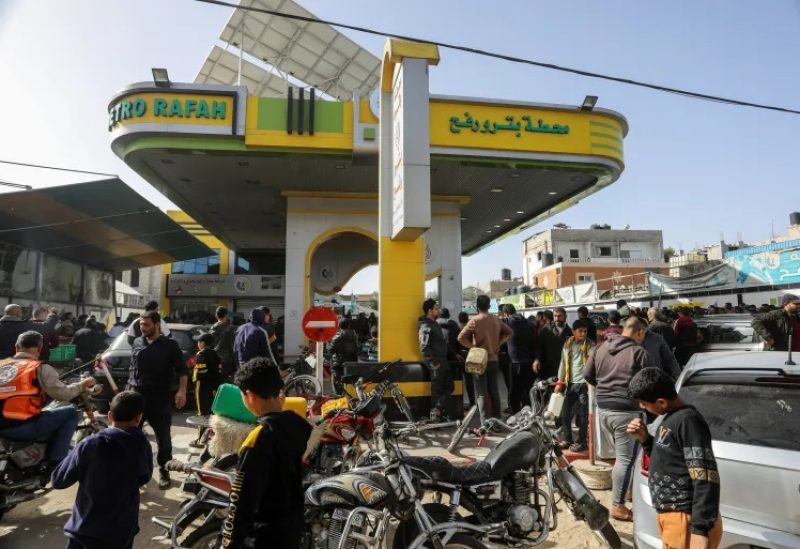 طوابير أمام محطة وقود في منطقة خان يونس في قطاع غزة (الأناضول)