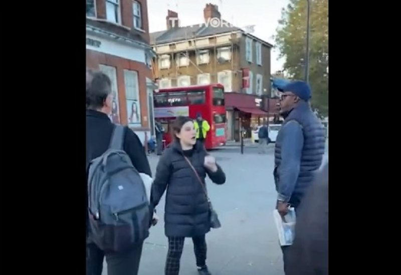 امرأة مؤيدة لإسرائيل في لندن تهاجم متظاهرين ضد القصف على غزة