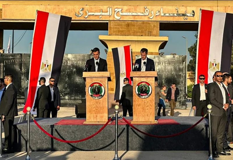 تصريحات الزعيمين الإسباني (يسار) والبلجيكي جاءت في مؤتمر صحفي في الجانب المصري من معبر رفح (الفرنسية)