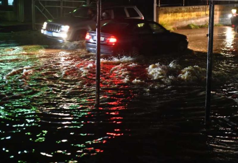 مياه الأمطار تحتجز المواطنين داخل سياراتهم - تعبيرية