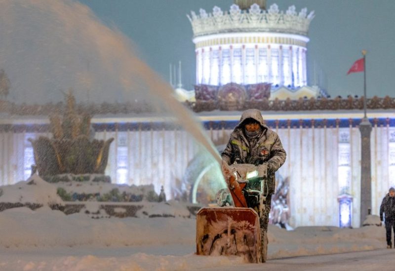 الثلوج تغطي موسكو (رويترز)