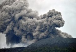 ثوران بركان ميرابي في إندونيسيا (رويترز)