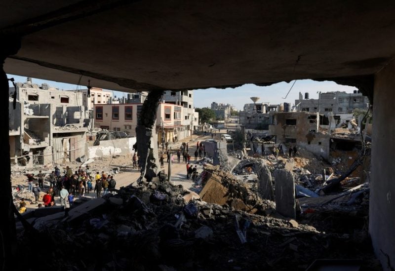 من آثار القصف الإسرائيلي على رفح في جنوب غزة (رويترز)