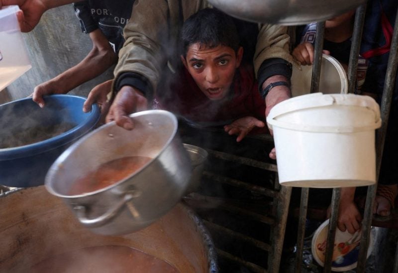 أهالي غزة يكافحون من أجل العثور على الطعام (رويترز)