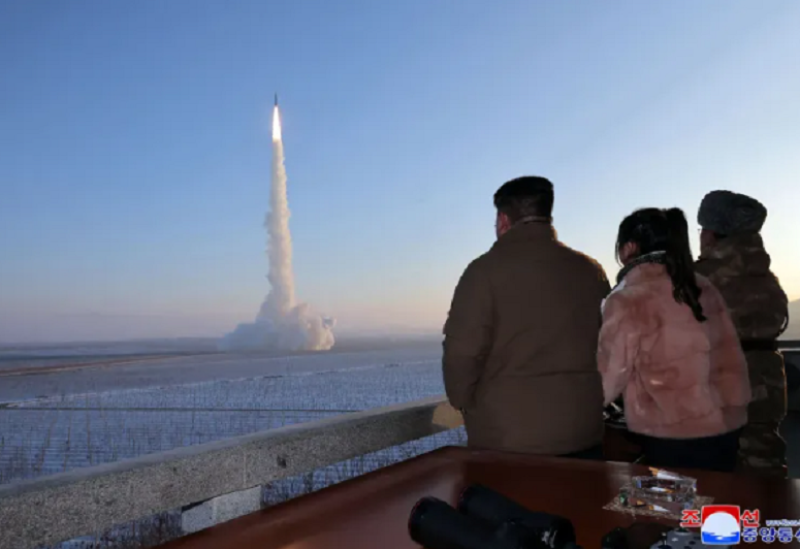 كيم جونغ أون يشرف على إطلاق صاروخ باليستي