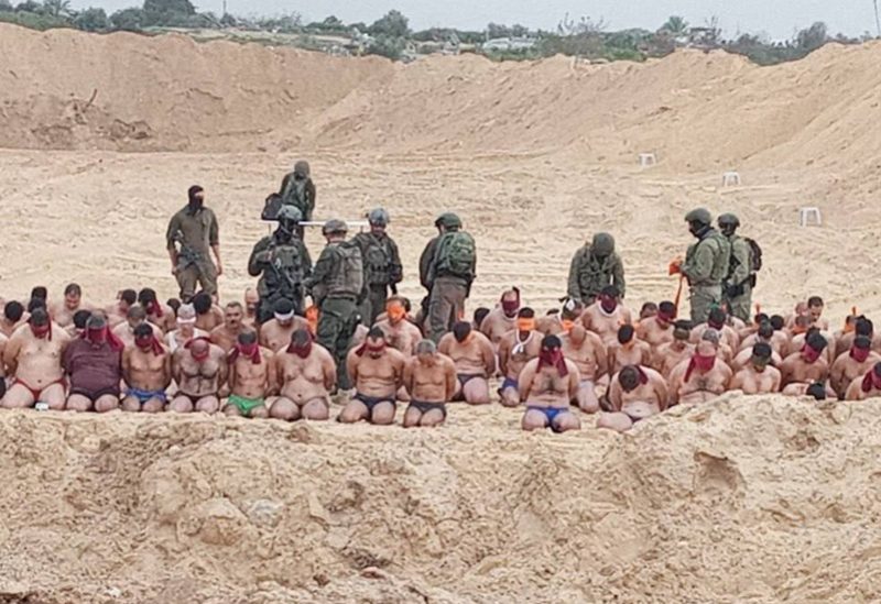 الجيش الإسرائيلي ينشر صور محتجزين فلسطينيين "شبه عراة"