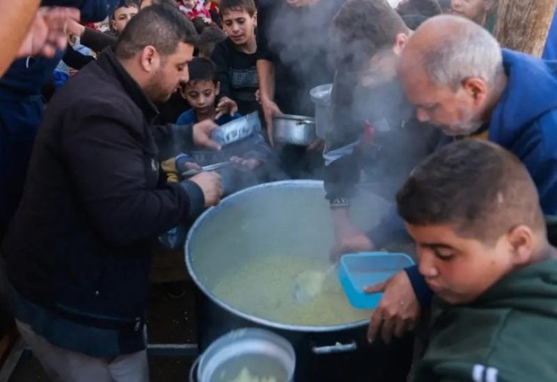 نازحون يحصلون على حصة من الطعام في مدينة رفح في قطاع غزة - فرانس برس
